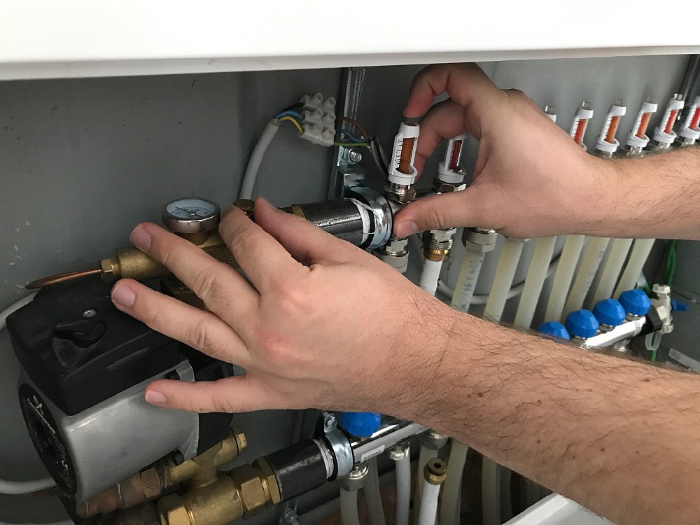 家中地暖停用了，地暖阀门要保持关闭还是开启？地暖水如何处理？